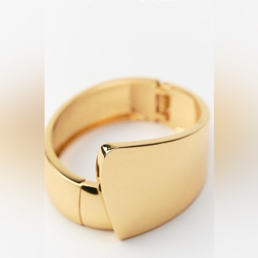 Zara metal cuff bracelet gold. Stunning ❣️